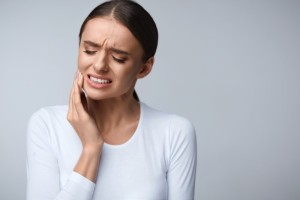 Woman experiencing tooth pain.